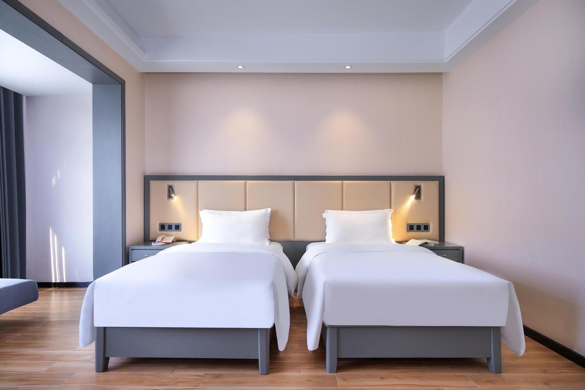 Wing Hotel Guilin - Central Square Room photo